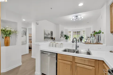 $349,000 | 320 Caldecott Lane, Unit 116, Oakland, CA 94618