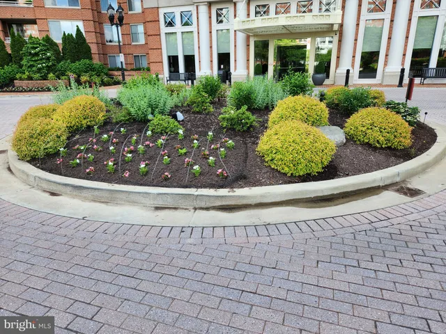 $2,850 | 5809 Nicholson Lane, Unit 304, Rockville, MD 20852