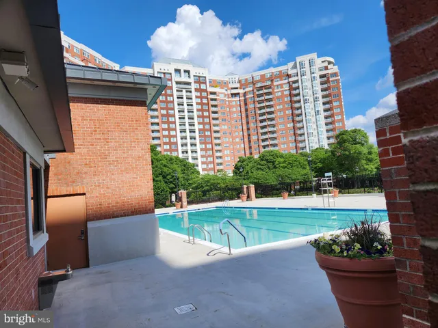 $2,850 | 5809 Nicholson Lane, Unit 304, Rockville, MD 20852