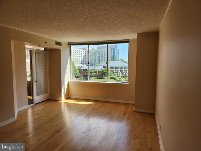 $2,850 | 5809 Nicholson Lane, Unit 304, Rockville, MD 20852