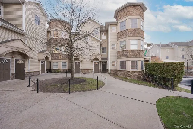 $770,000 | 3 Horizon Court, Unit 304, Monsey, NY 10952