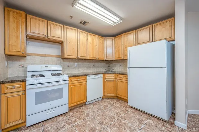 $770,000 | 3 Horizon Court, Unit 304, Monsey, NY 10952