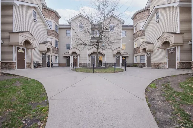 $770,000 | 3 Horizon Court, Unit 304, Monsey, NY 10952