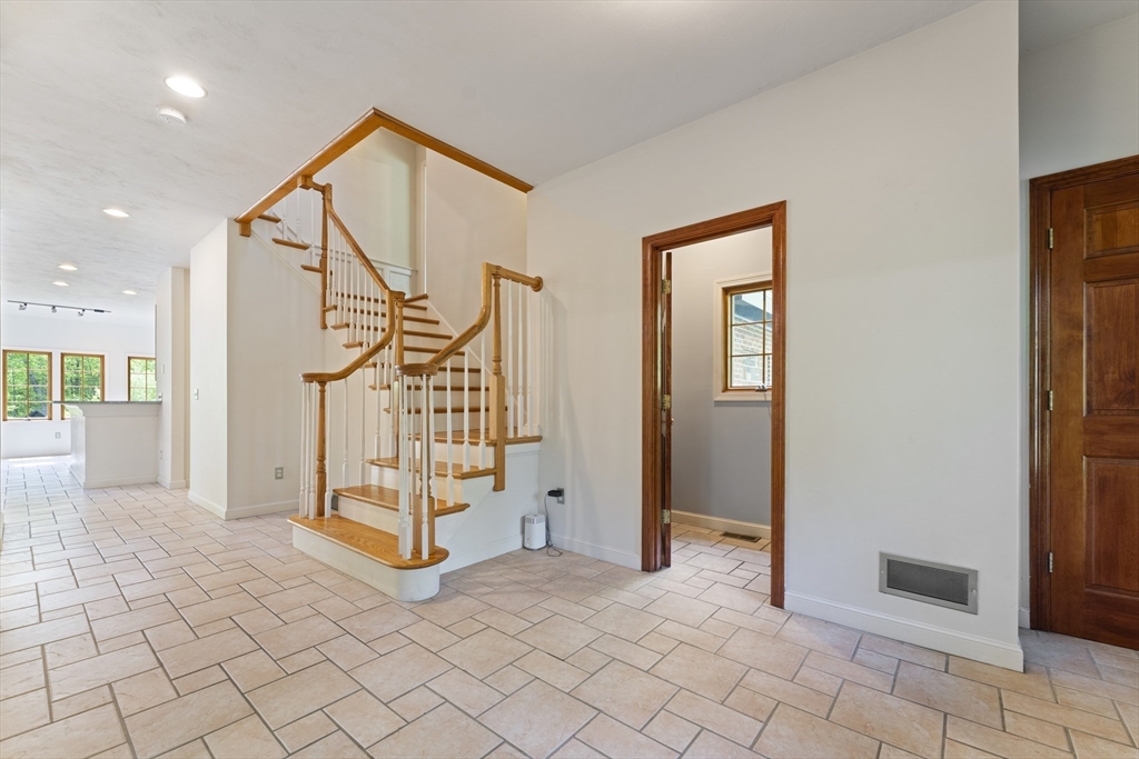 28 Vincent Road Mendon, MA 01756 - Photo 4 of 42