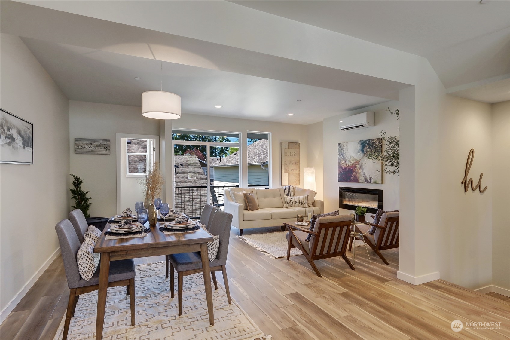 2527 Gibson Road, Unit E5 Everett, WA 98204 - Photo 6 of 24 a living room with furniture and a table