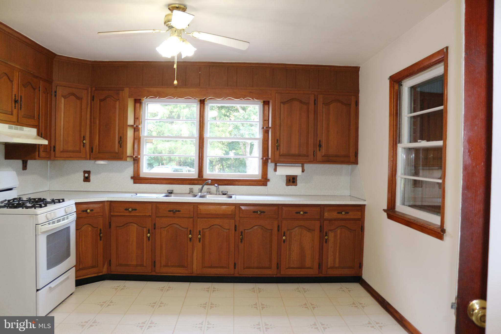 15940 Falling Waters Road Williamsport, MD 21795 - Photo 5 of 21 Kitchen