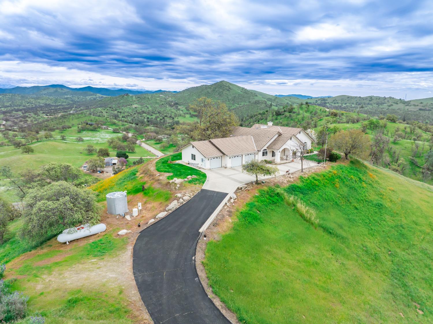 20997 Auberry Road Clovis, CA 93619 - Photo 2 of 72