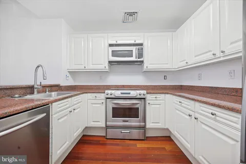 $275,000 | 1500 Chestnut Street, Unit 15H, Philadelphia, PA 19102