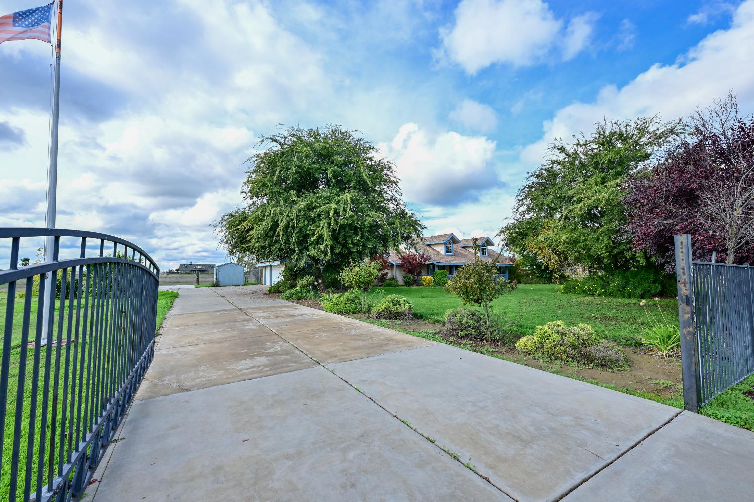 21088 Forest Glen Road Madera, CA 93638 - Photo 1 of 31 a view of a pathway with a garden