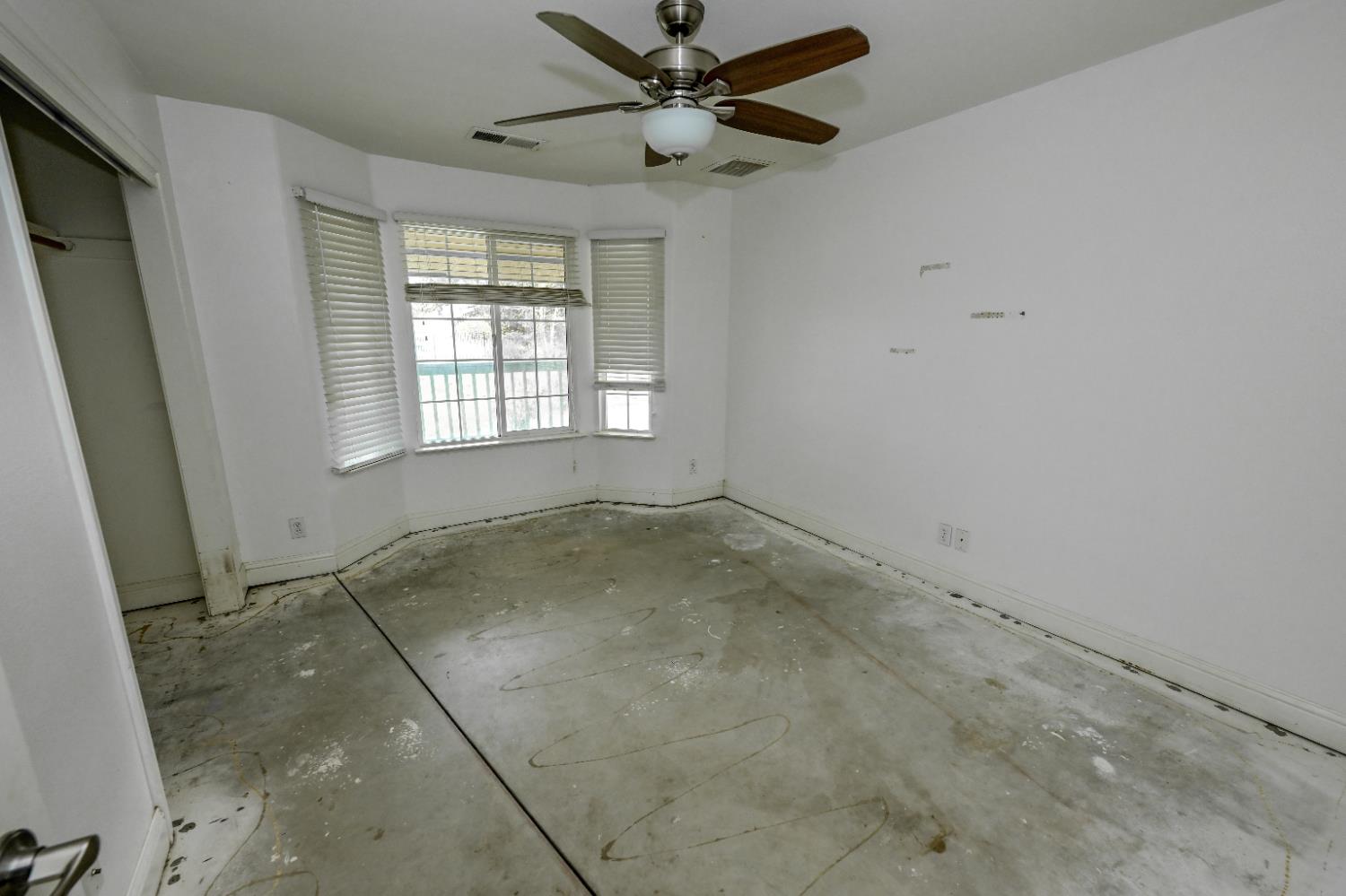 21088 Forest Glen Road Madera, CA 93638 - Photo 16 of 31 an empty room with a ceiling fan and window