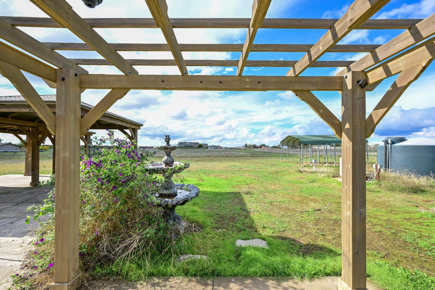 21088 Forest Glen Road Madera, CA 93638 - Photo 26 of 31 a garden view with a swimming pool