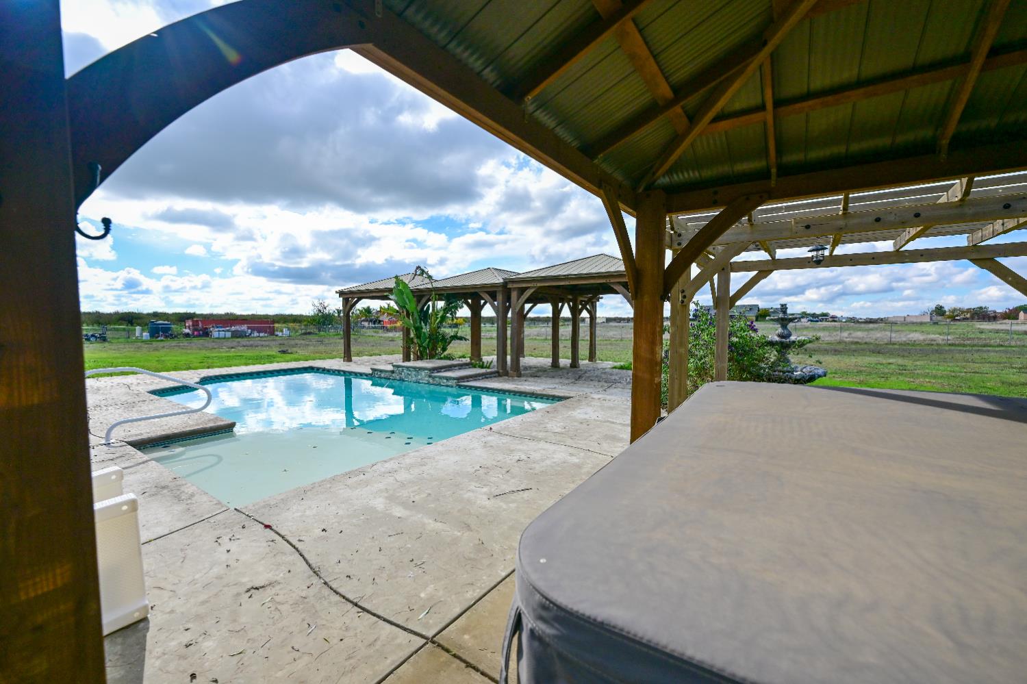 21088 Forest Glen Road Madera, CA 93638 - Photo 29 of 31 a view of a swimming pool with a patio