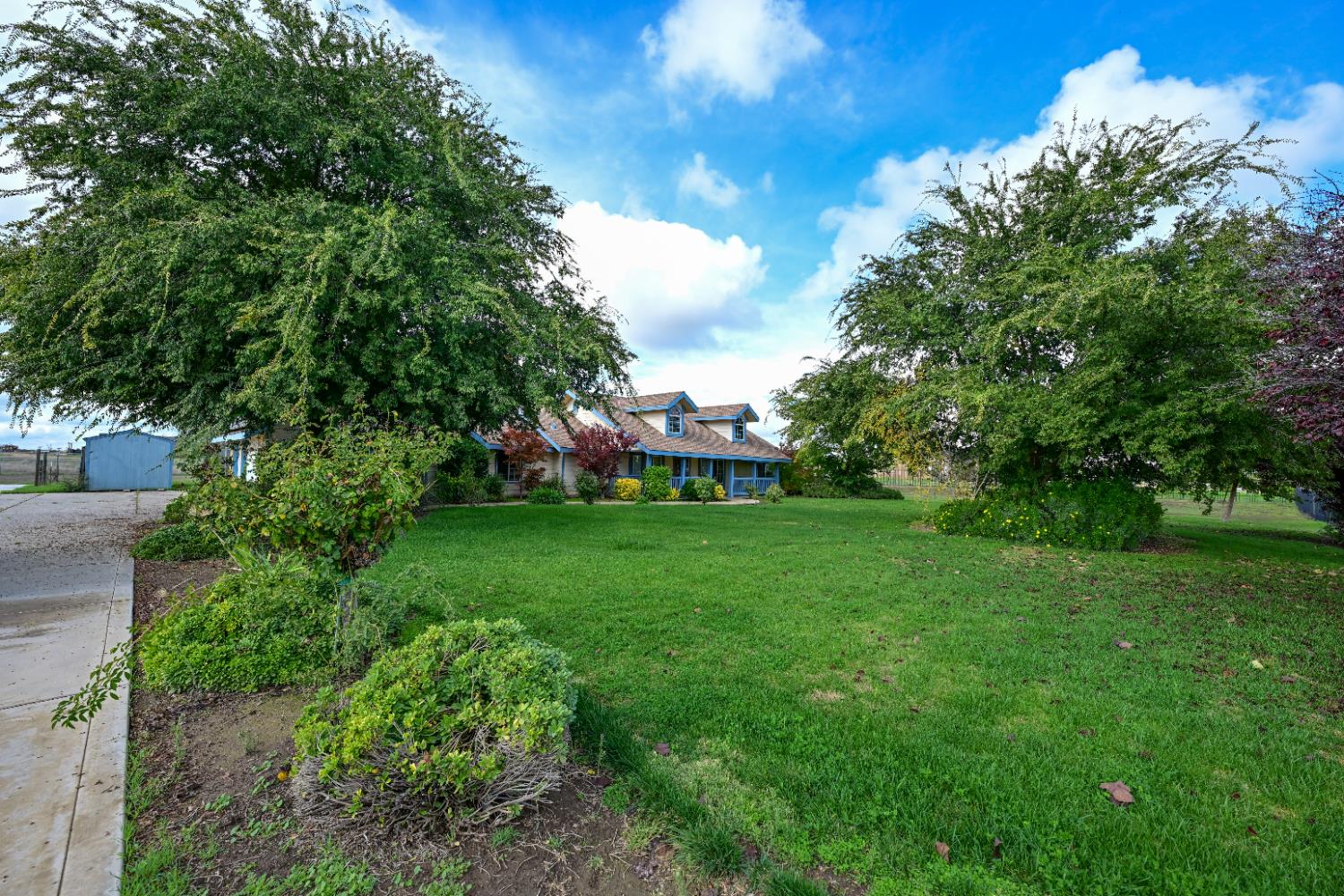 21088 Forest Glen Road Madera, CA 93638 - Photo 31 of 31 a view of a garden with a building in the background