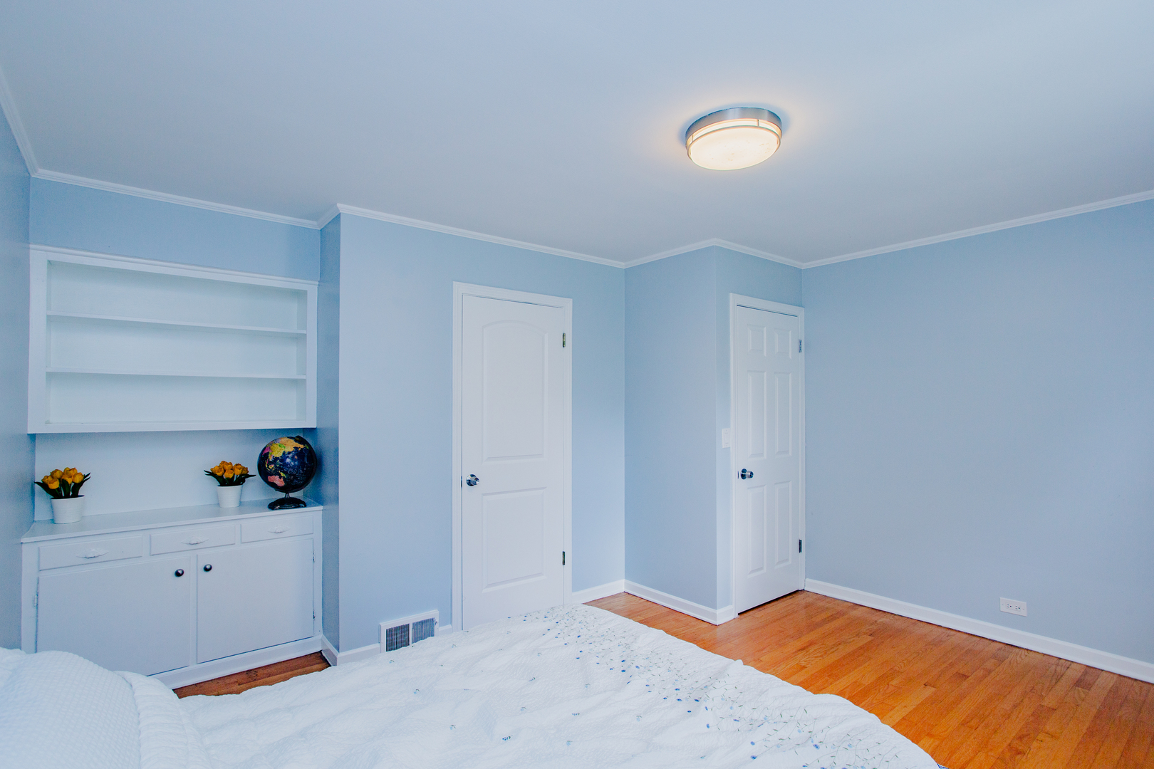 1749 North Happ Road Northbrook, IL 60062 - Photo 14 of 27 a bedroom with a bed and cabinets