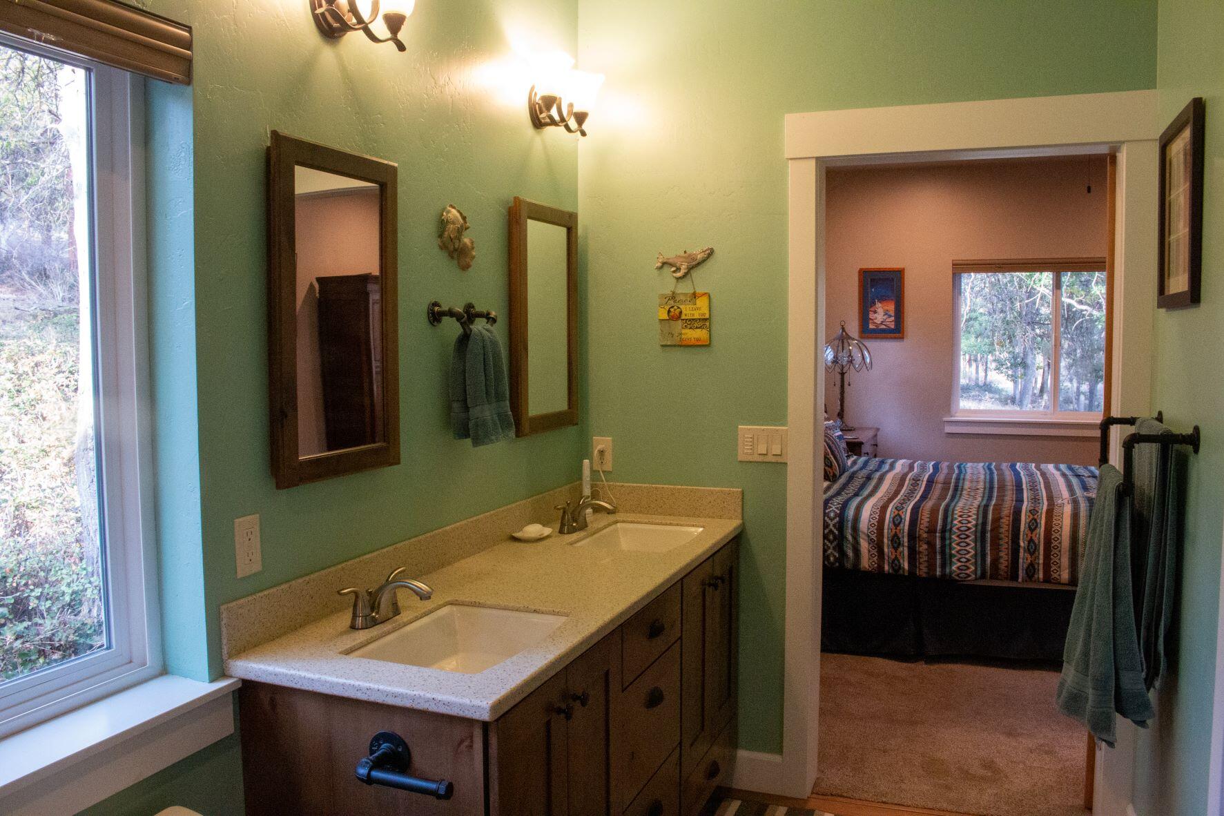 6852 Redstart Road Klamath Falls, OR 97601 - Photo 19 of 29 masterbath2