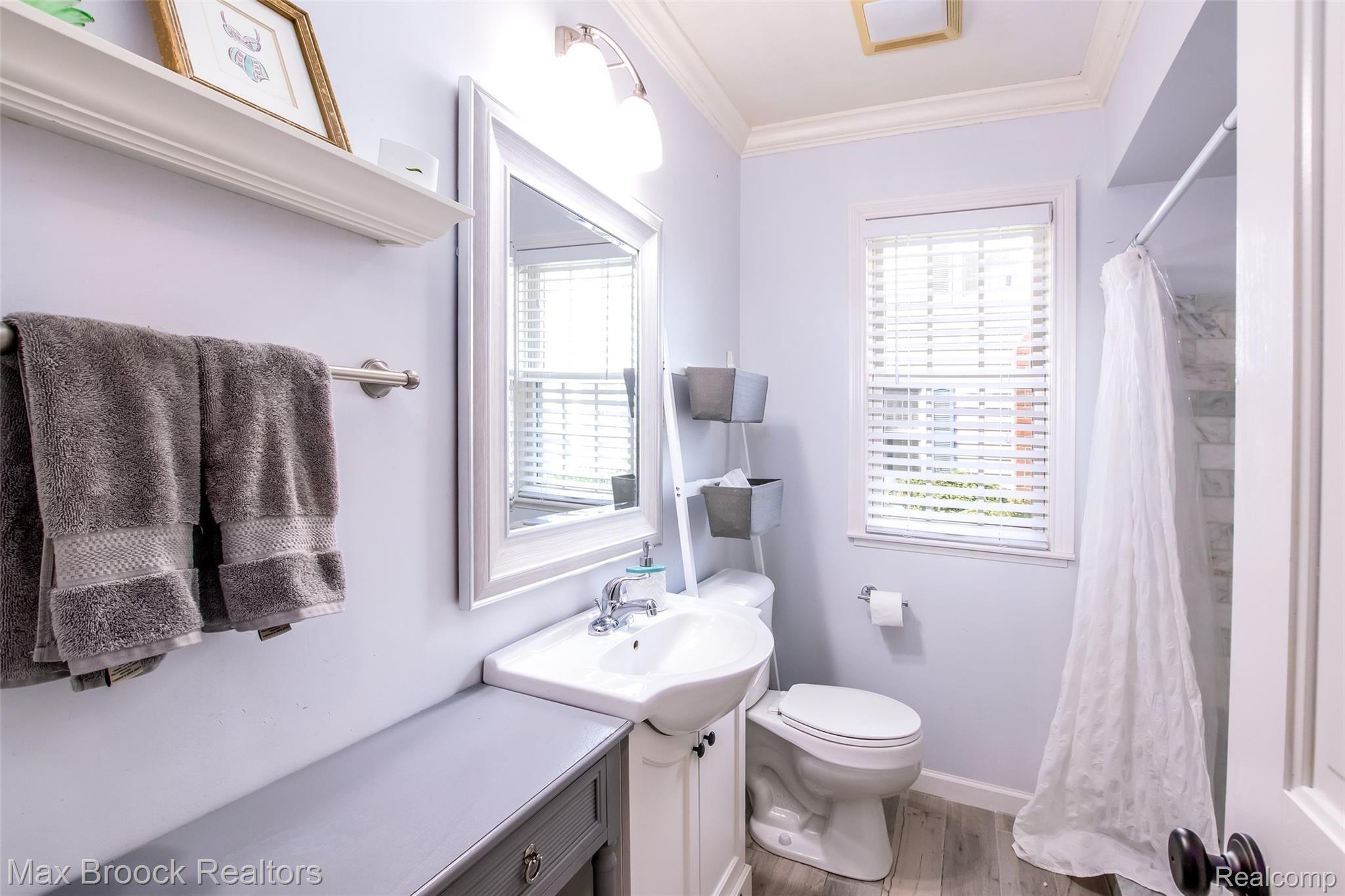 1200 Yorkshire Road Birmingham, MI 48009 - Photo 12 of 22 Main Floor Bath--Additional View.jpg