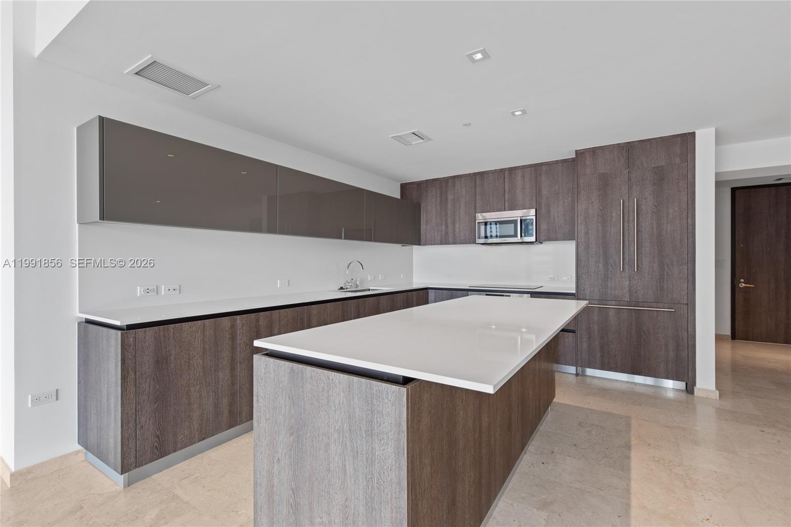 88 Southwest 7th Street, Unit 904 Miami, FL 33130 - Photo 5 of 34 a utility room with washer and dryer