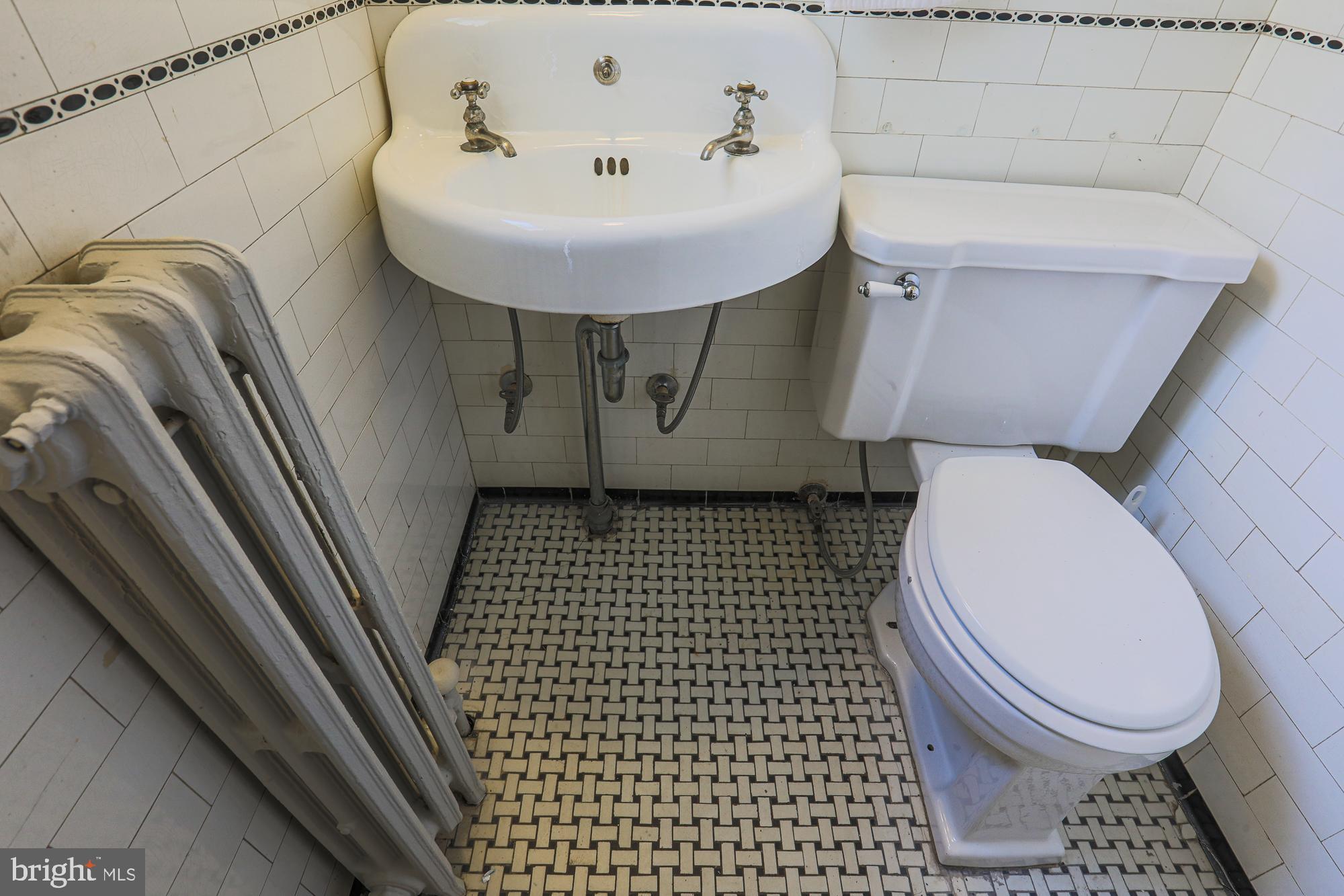 425 Nottingham Road Baltimore, MD 21229 - Photo 28 of 70 1/2 bath w/ original tile + porcelain sink