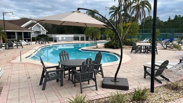 a view of a backyard