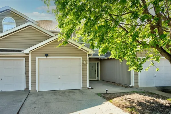$219,999 | 1633 Southwest Highland Drive, Lee's Summit, MO 64081