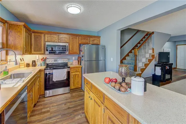 $219,999 | 1633 Southwest Highland Drive, Lee's Summit, MO 64081