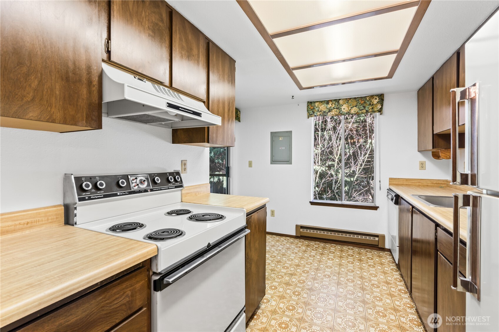 17529 151st Avenue Southeast, Unit 711 Renton, WA 98058 - Photo 13 of 25 a kitchen that has a stove and a table in it