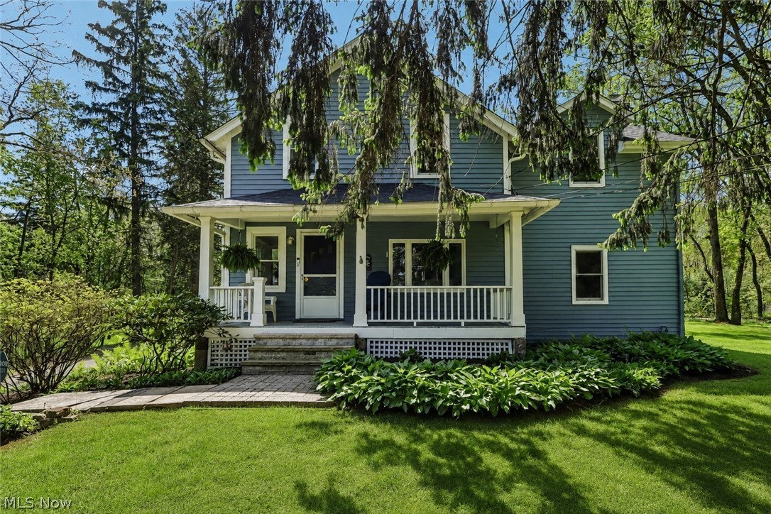 Front of home with front lawn