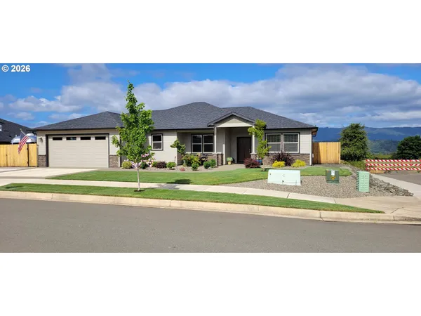 $729,000 | 879 Pebble Creek Street, Sutherlin, OR 97479