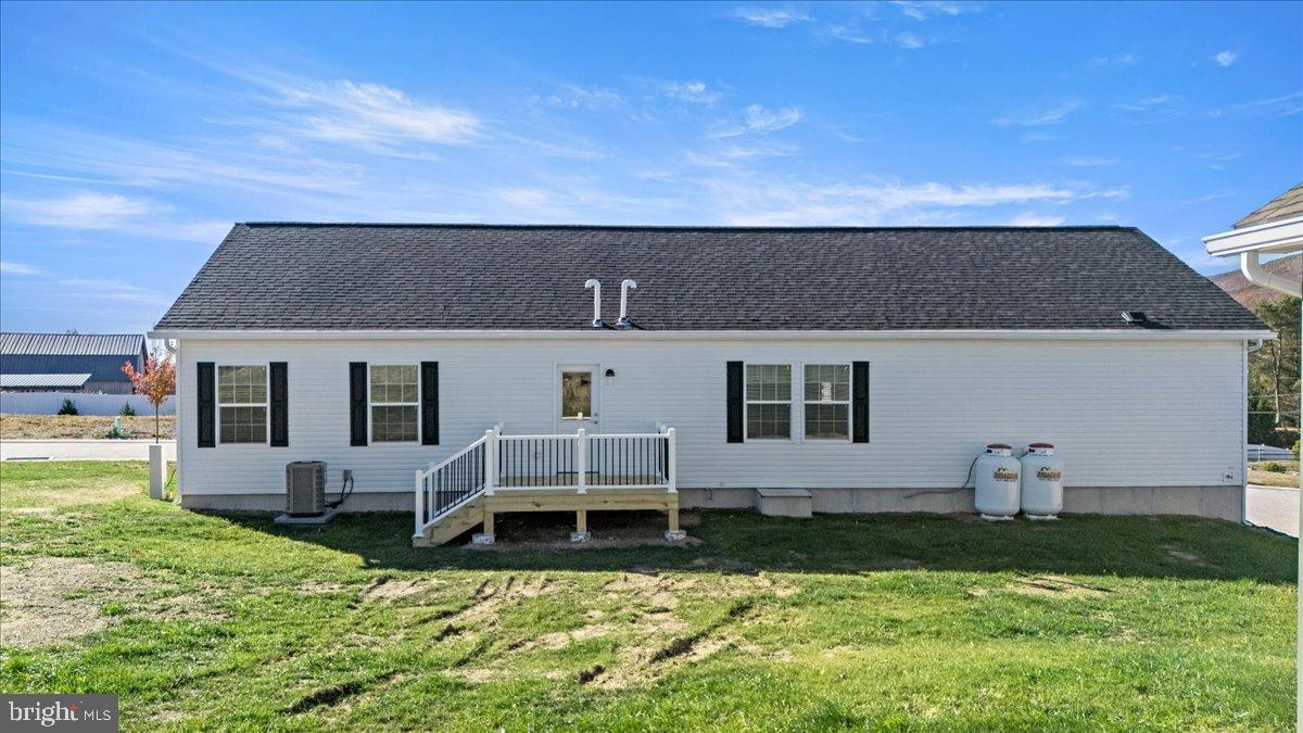 1412 Heytesbury Road Walnutport, PA 18088 - Photo 5 of 39 a front view of house with yard