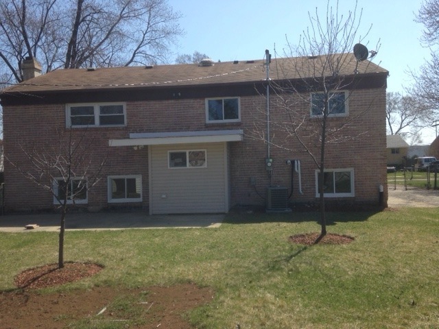 193 South Pinecrest Road Bolingbrook, IL 60440 - Photo 2 of 21 a backyard of a house