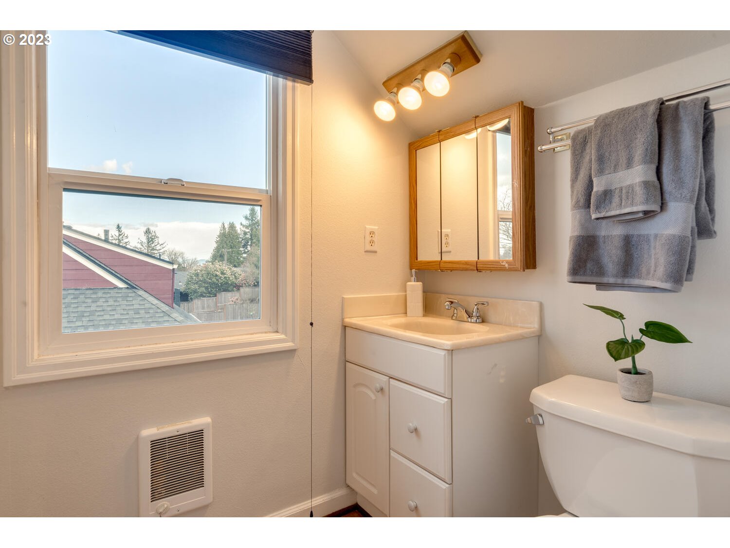 728 Southwest Moss Street Portland, OR 97219 - Photo 27 of 39 Gallery Image 27
