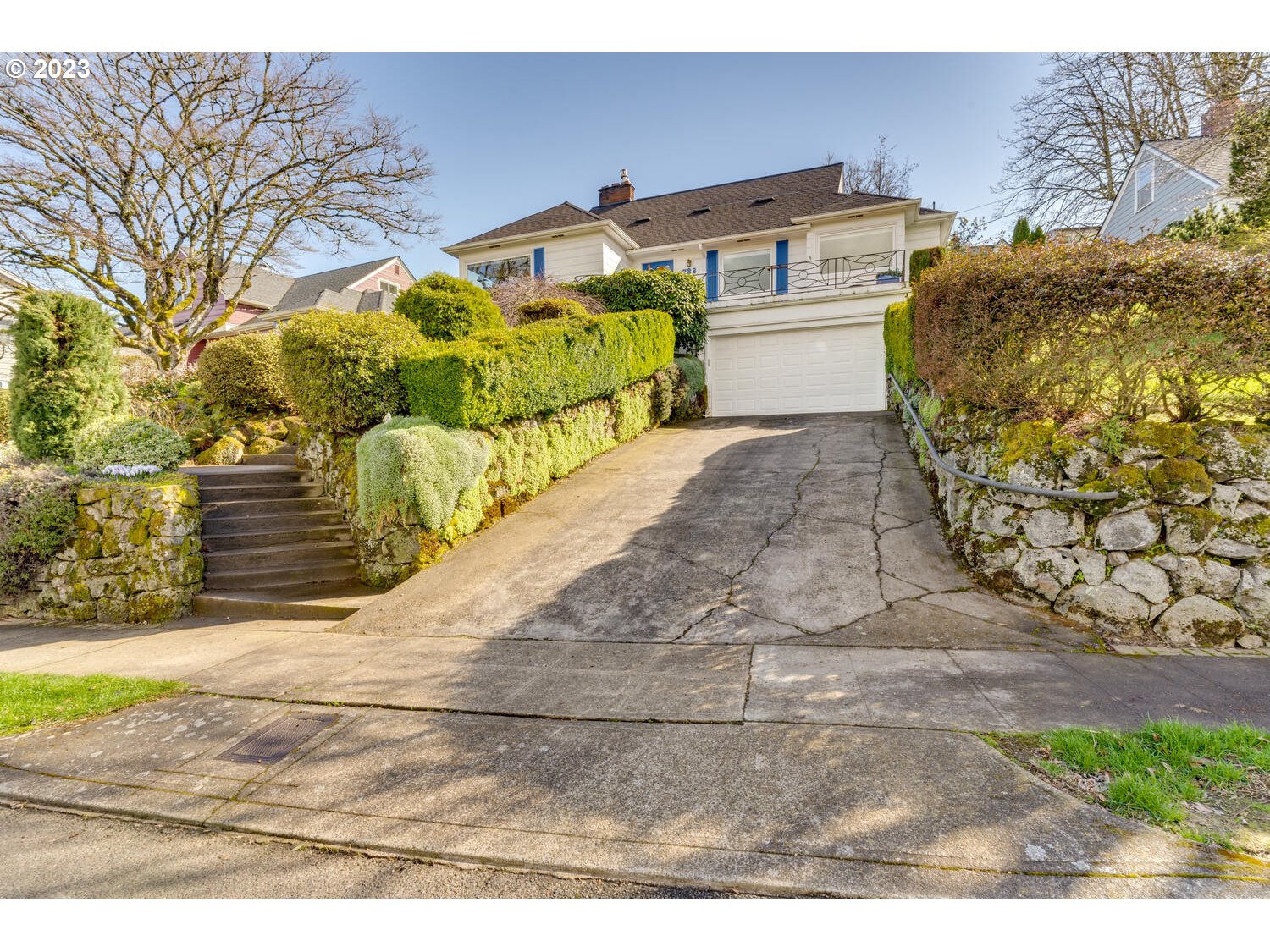 728 Southwest Moss Street Portland, OR 97219 - Photo 3 of 39 Gallery Image 3