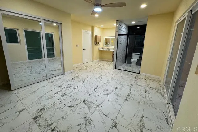 a view of a livingroom with a workspace