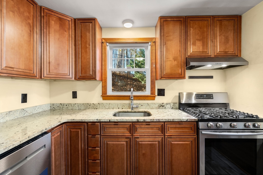 100 Shirley Road Waltham, MA 02452 - Photo 3 of 33