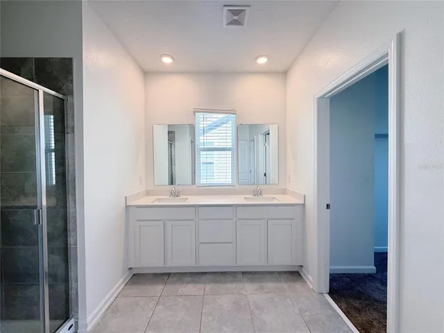 a view of a house with backyard and garden