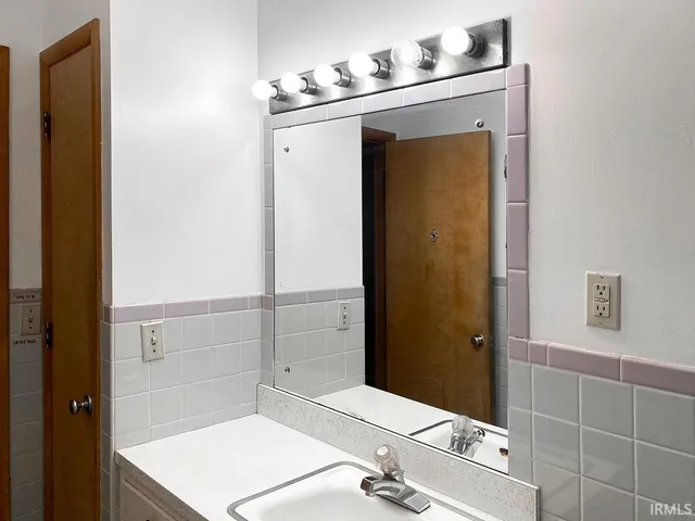 $1,850 | 2415 East 5th Street, Bloomington, IN 47408