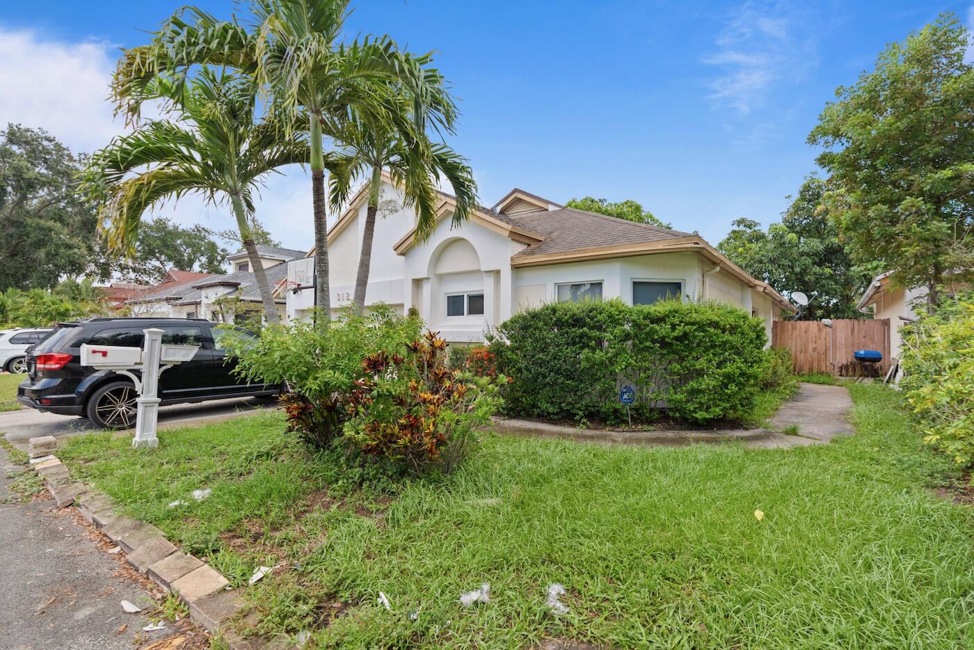 312 Bishop Road Pompano Beach, FL 33068 - Photo 3 of 35 DSC04880