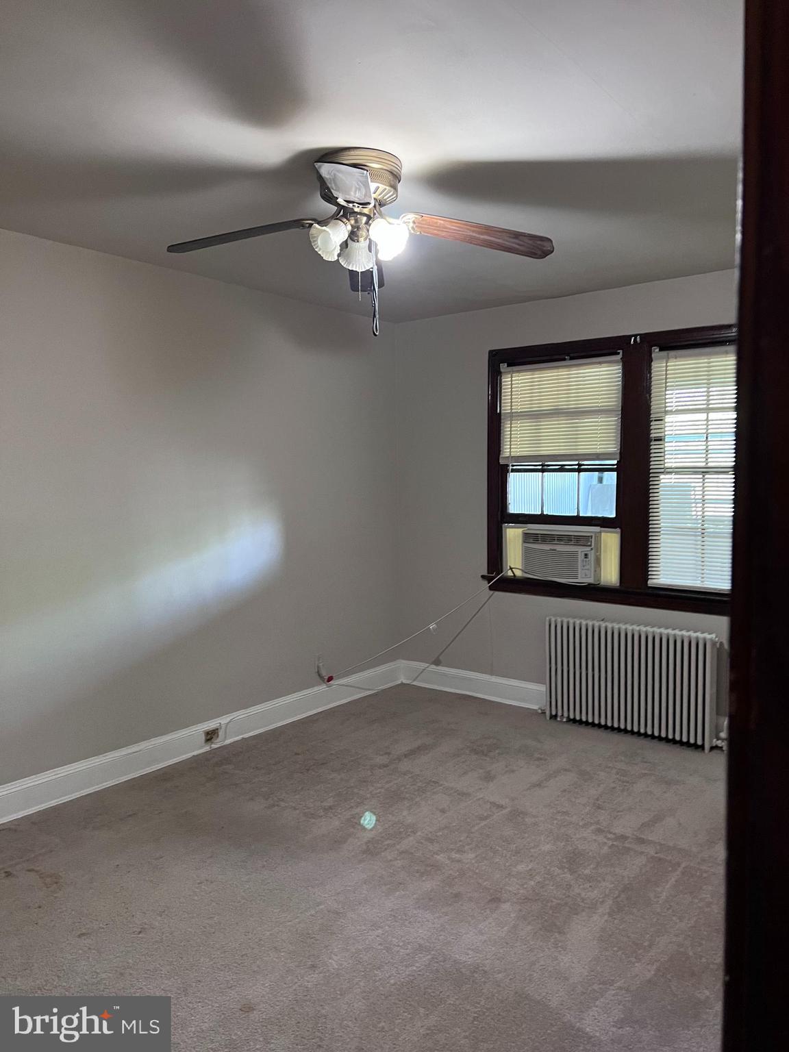 1806 C Street Southeast Washington, DC 20003 - Photo 3 of 13 en empty room with windows