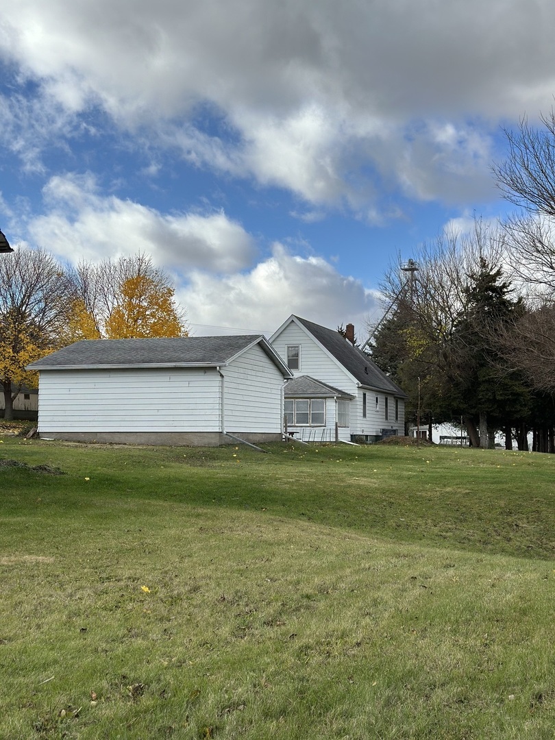 14050 Agnew Road Sterling, IL 61081 - Photo 4 of 27 a view of a big yard with a house