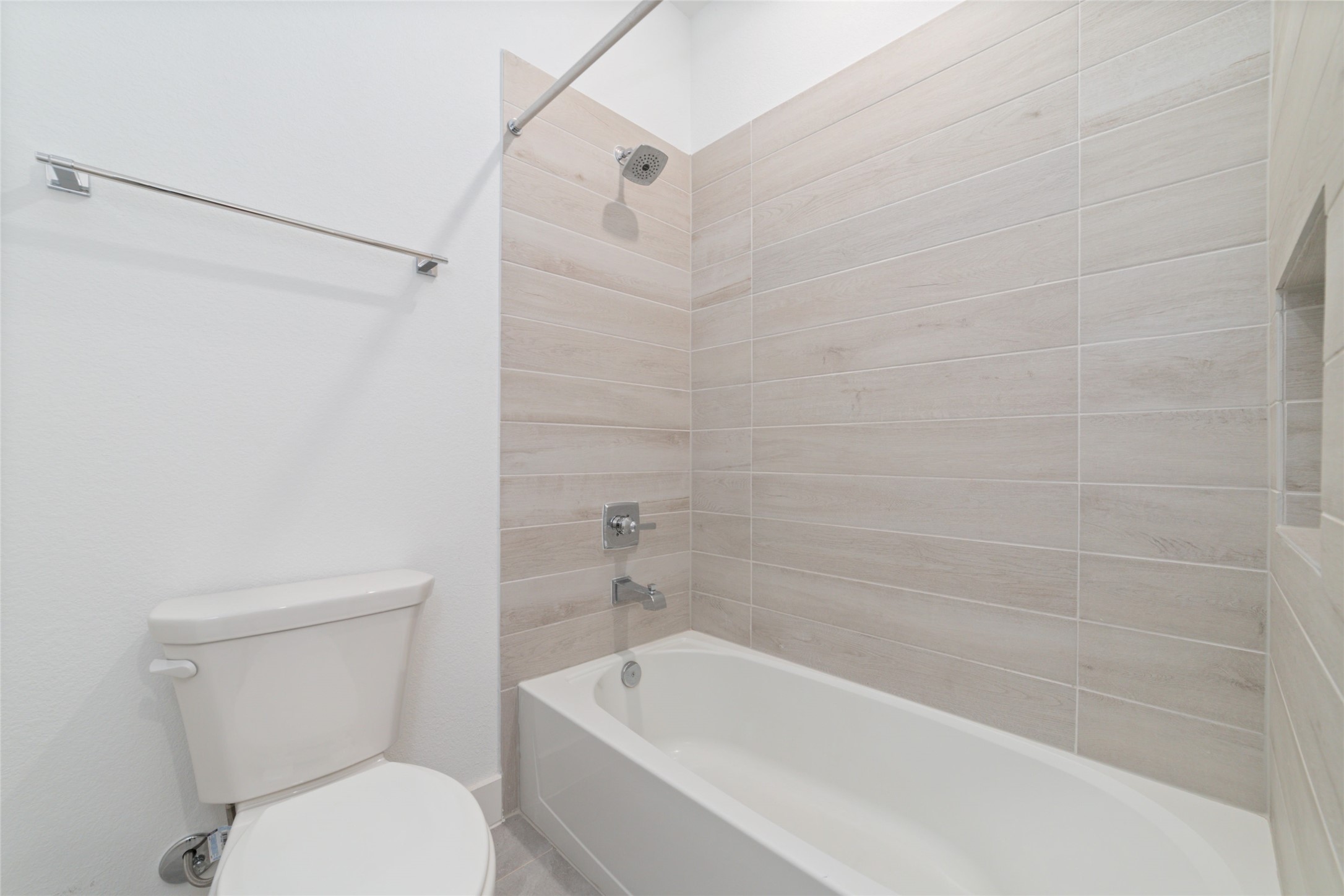 32018 Crested Knl Court Fulshear, TX 77441 - Photo 38 of 49 a bathroom with a toilet and bathtub