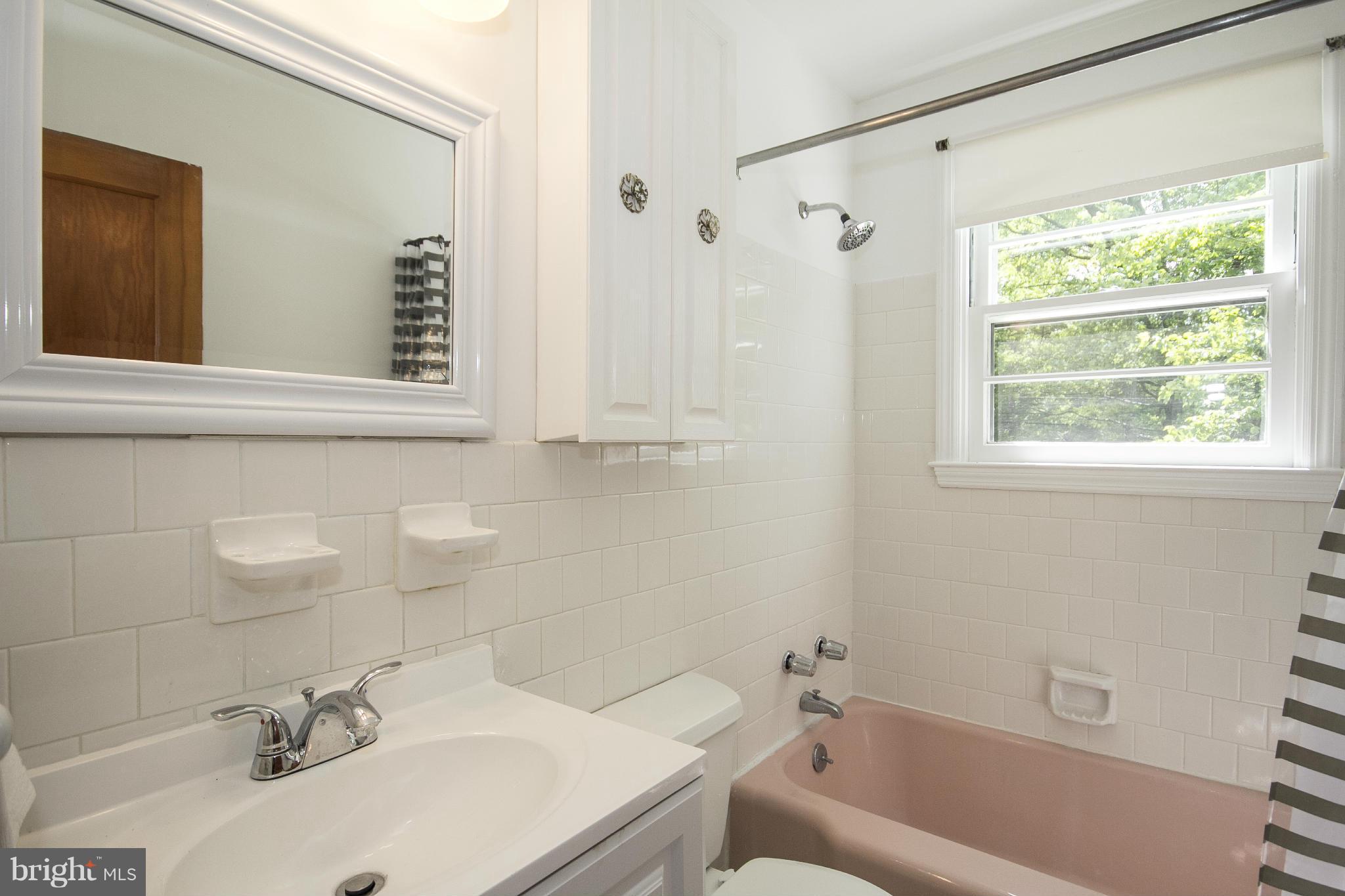 4113 Raleigh Road Baltimore, MD 21207 - Photo 13 of 23 a bathroom with a sink a toilet and a bathtub