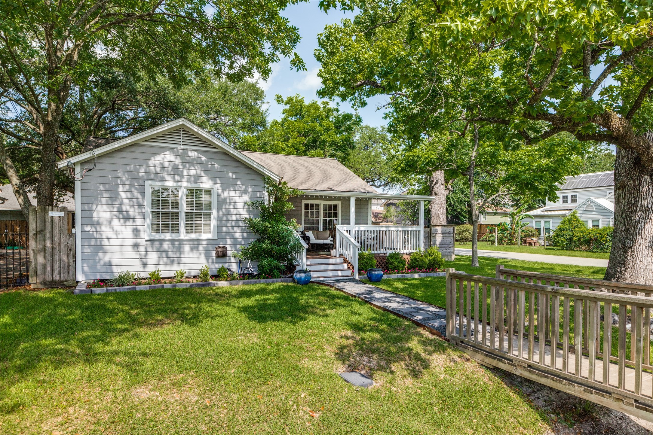 2019 Gostick Street Houston, TX 77008 - Photo 2 of 36