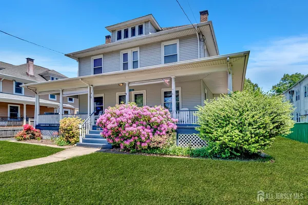 a front view of house with yard