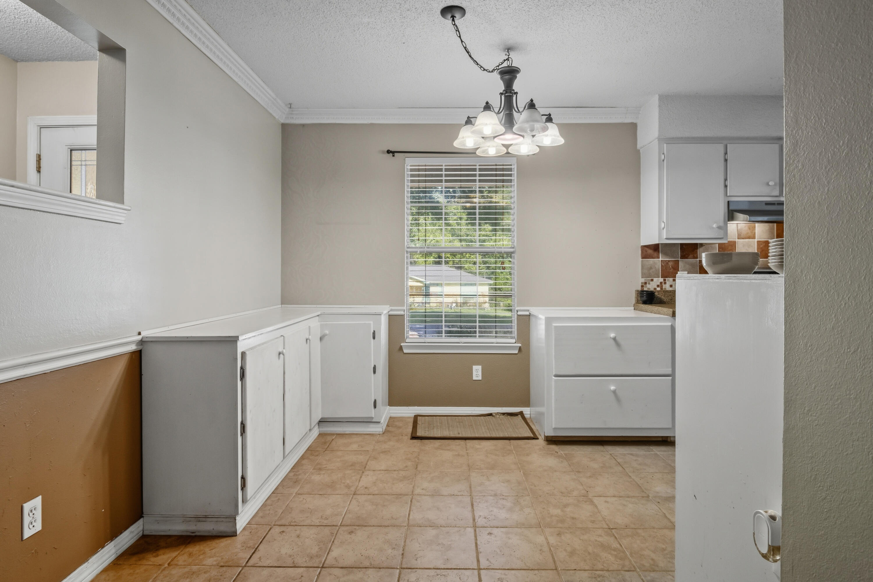 3014 Windsor Circle Crestview, FL 32539 - Photo 3 of 26 a room with dryer and washer