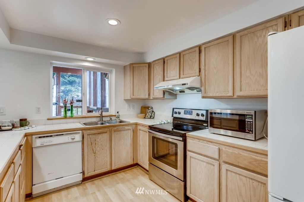 9661 Renton Avenue South Seattle, WA 98118 - Photo 9 of 27 Gallery Image 9