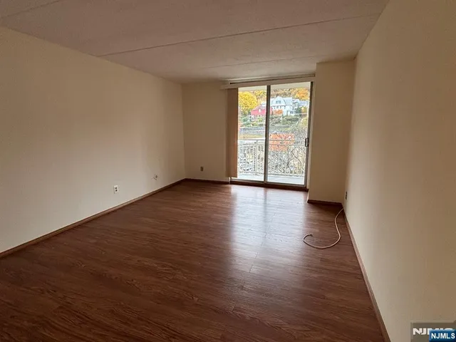 $2,800 | 1055 River Road, Unit 503, Edgewater, NJ 07020