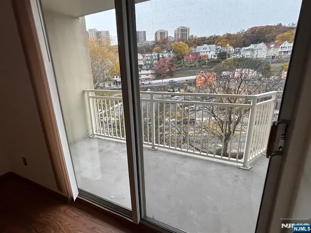 $2,800 | 1055 River Road, Unit 503, Edgewater, NJ 07020