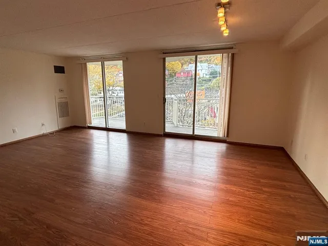 $2,800 | 1055 River Road, Unit 503, Edgewater, NJ 07020