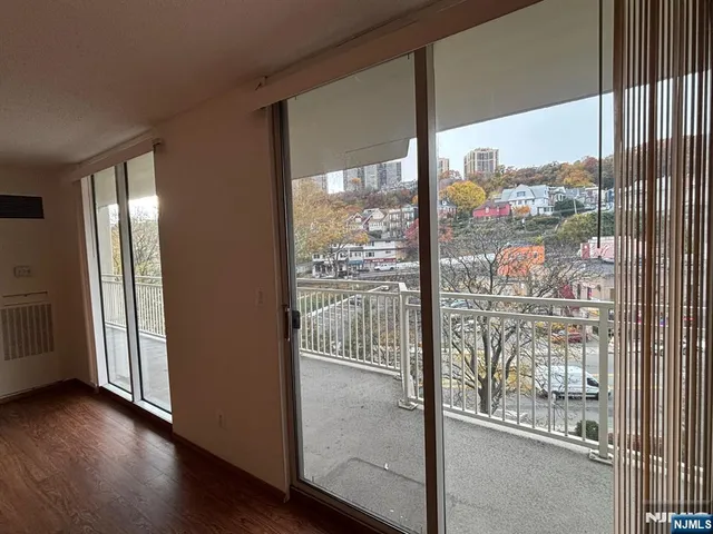 $2,800 | 1055 River Road, Unit 503, Edgewater, NJ 07020