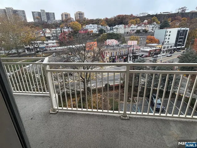 $2,800 | 1055 River Road, Unit 503, Edgewater, NJ 07020